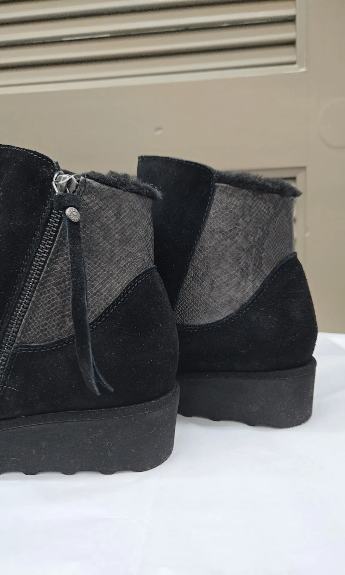 BEARPAW Size 9 Boots