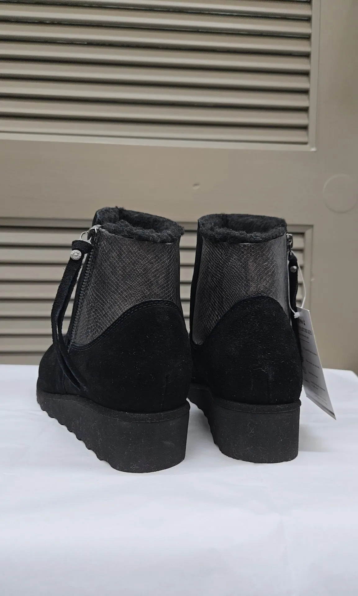 BEARPAW Size 9 Boots
