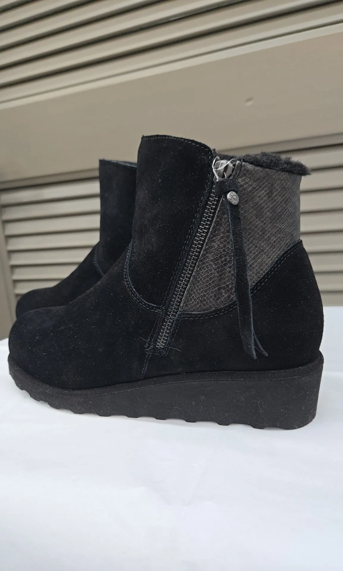 BEARPAW Size 9 Boots