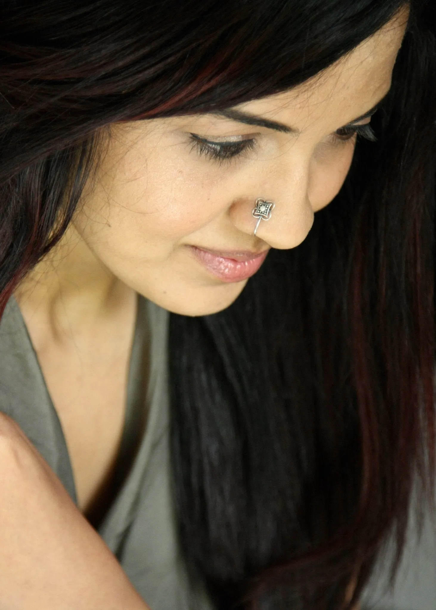 Elegant, pearl-set nose pin