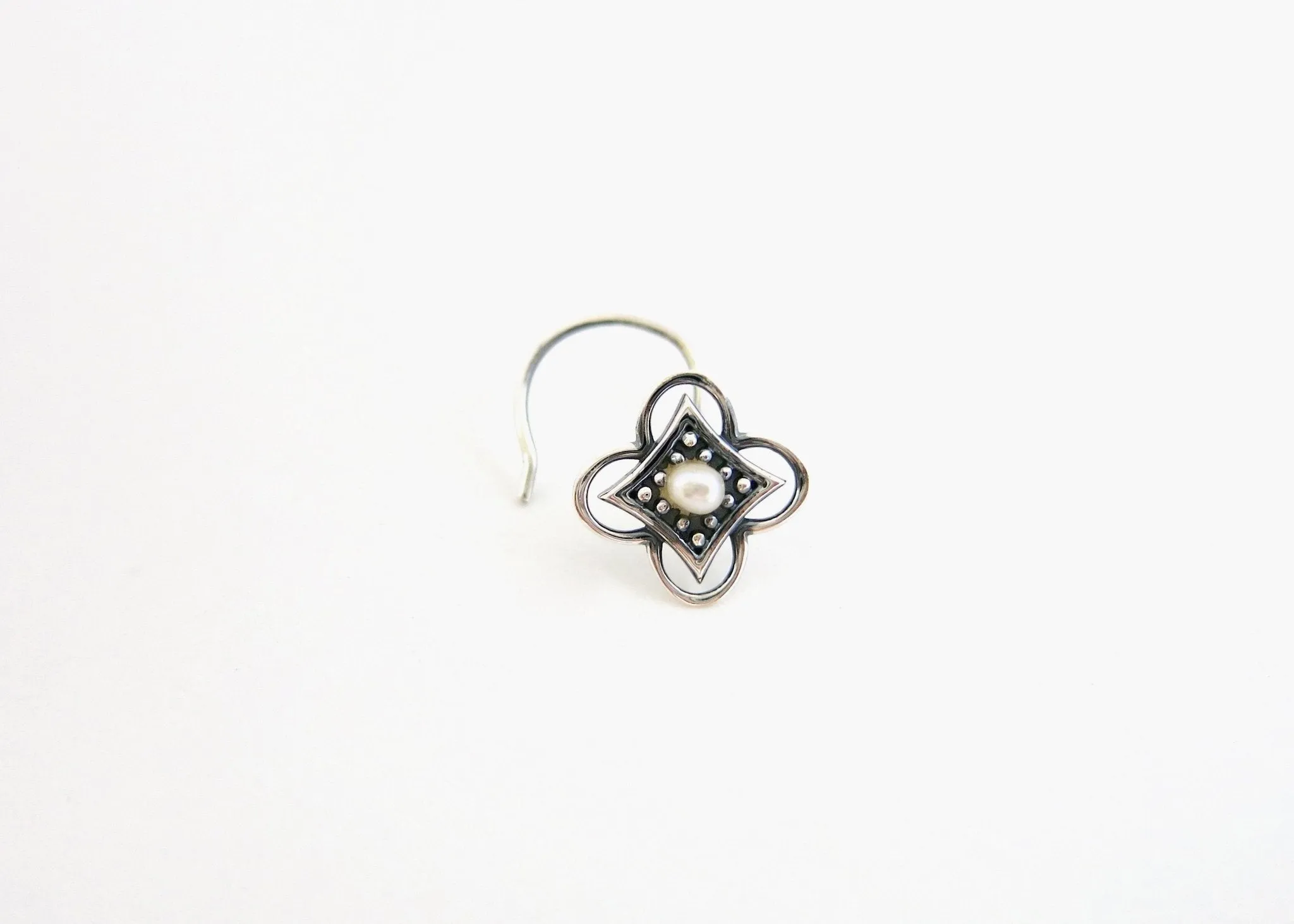 Elegant, pearl-set nose pin