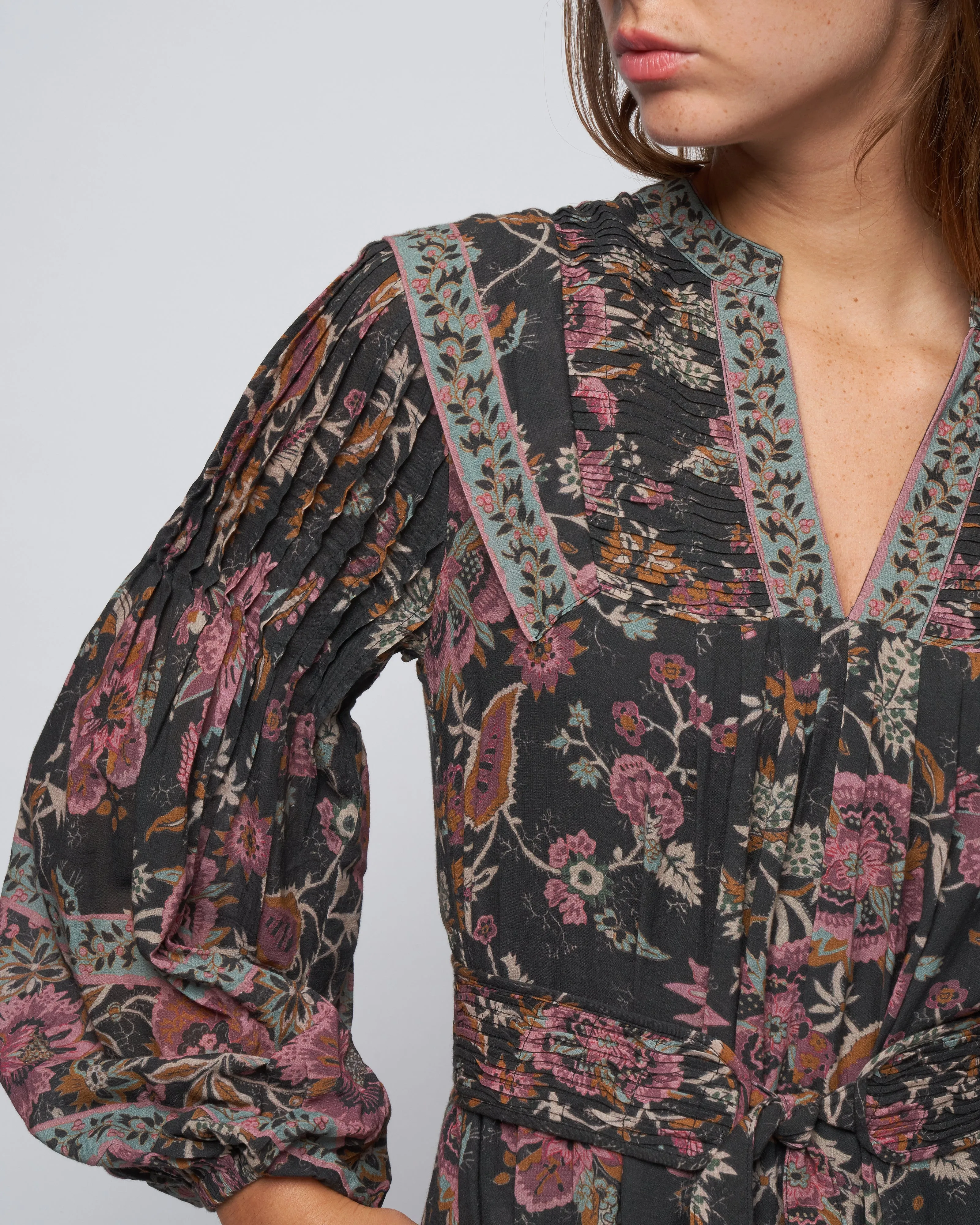 tess print l/slv pintucked dress - black