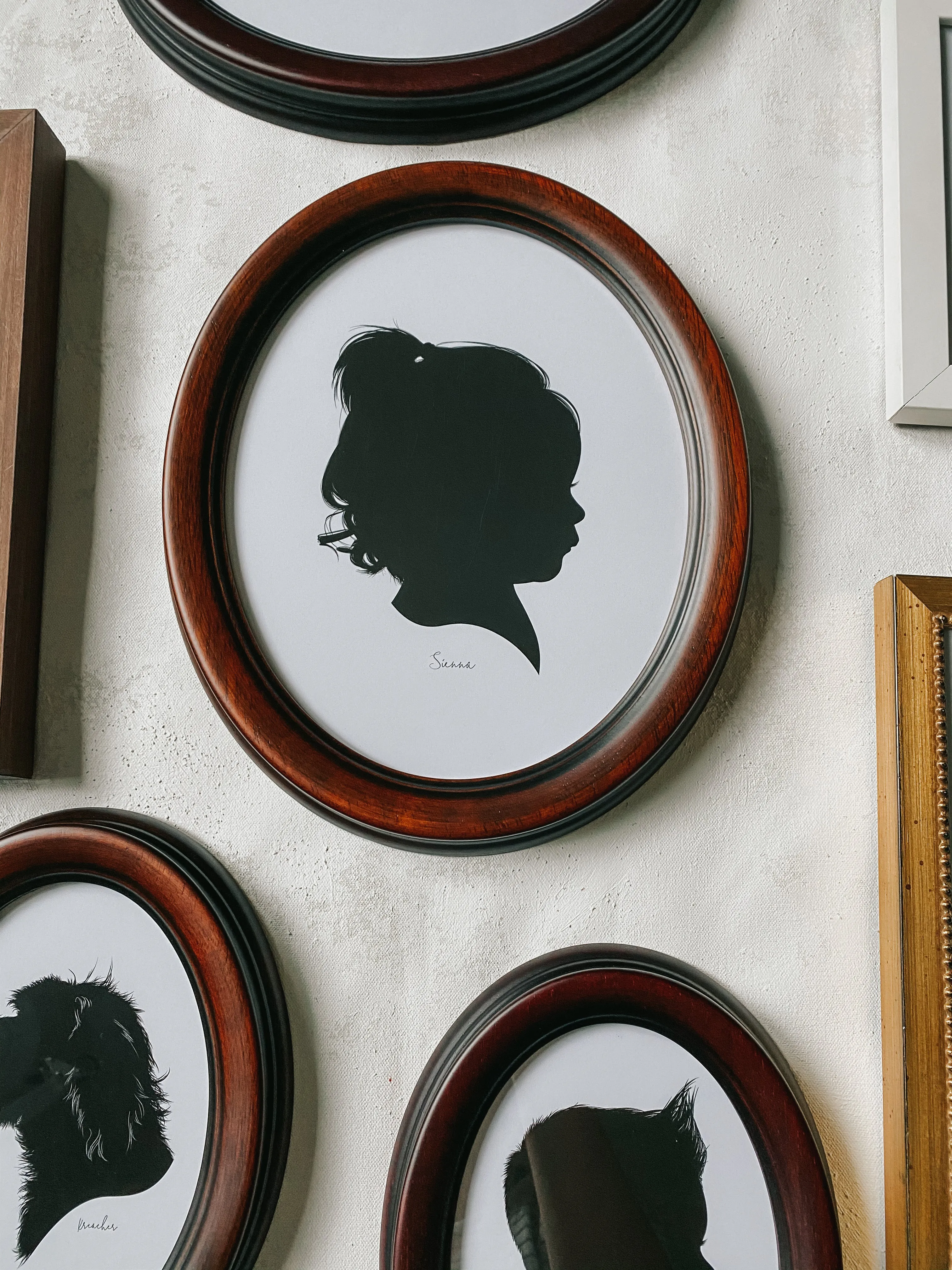 The Classic Oval Frame