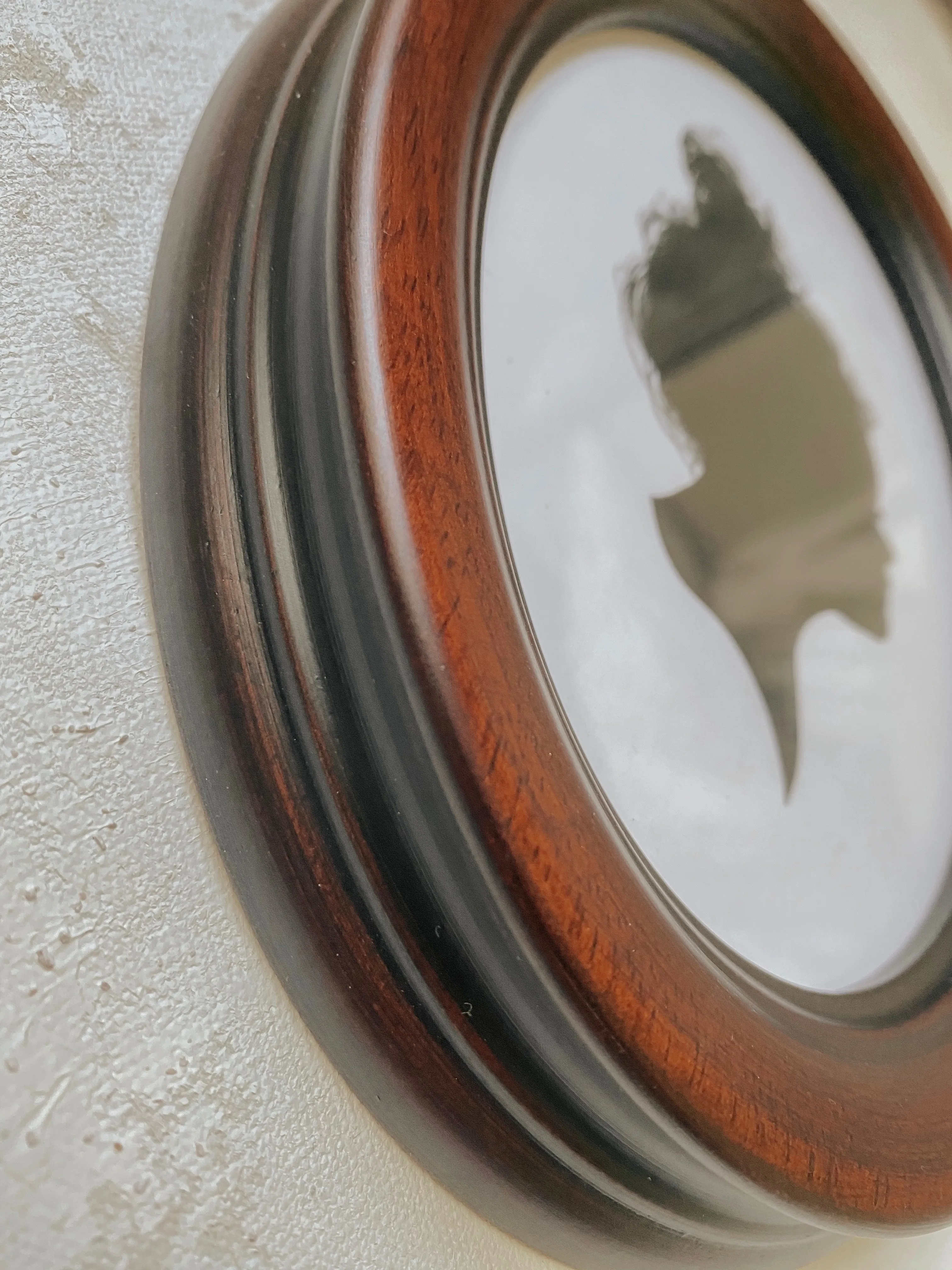 The Classic Oval Frame