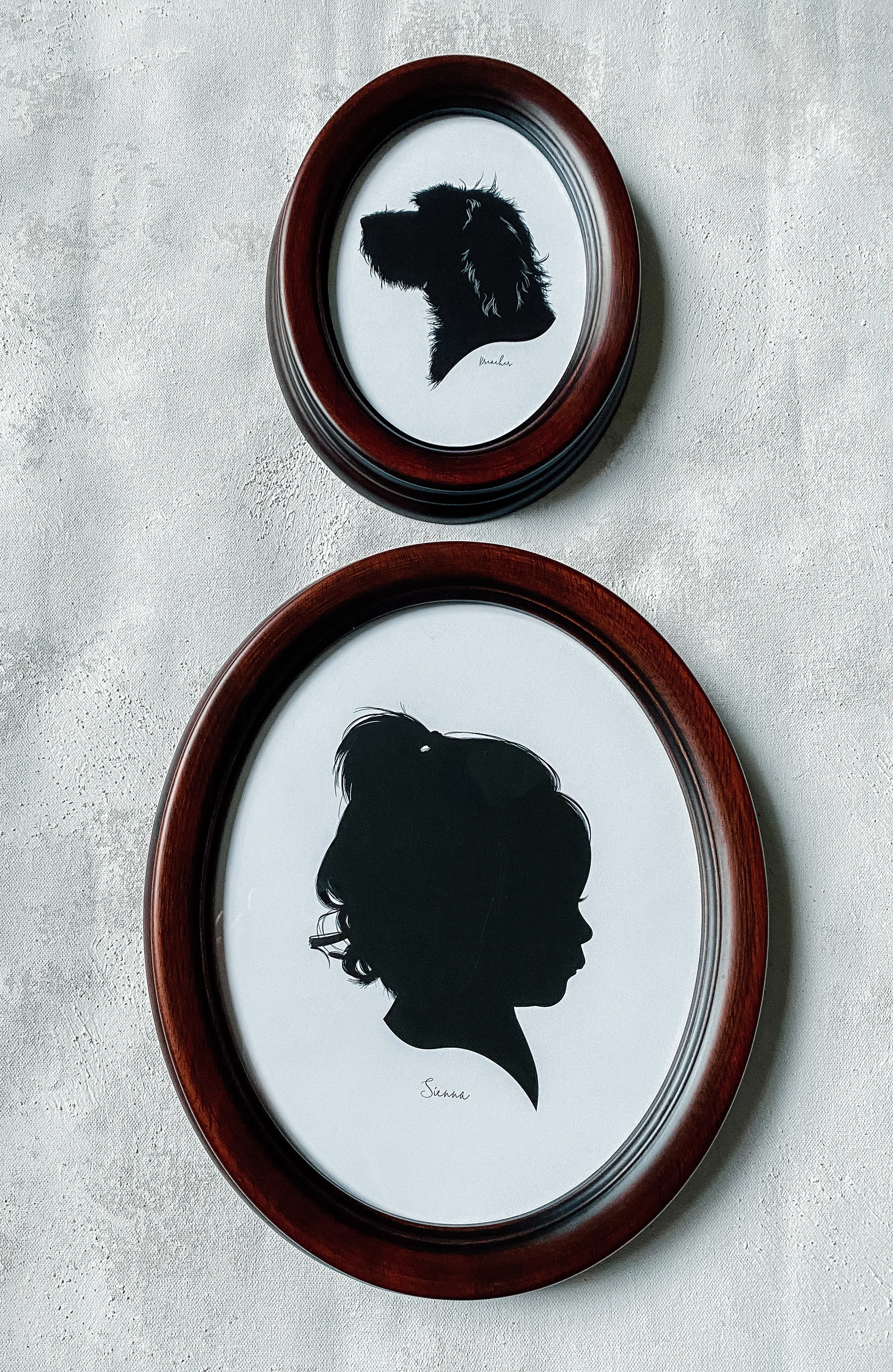 The Classic Oval Frame